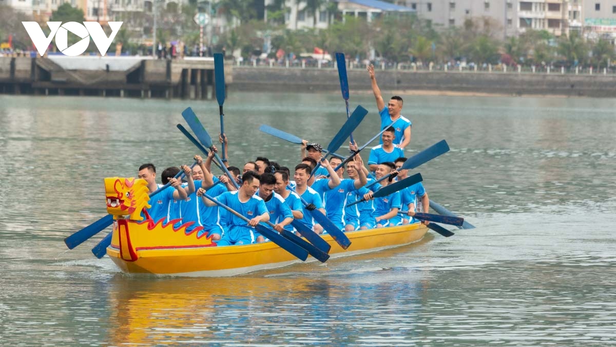 Dragon boat racing on Cat Ba Island excites crowds